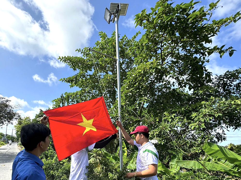 Sinh viên Trường Đại học Tây Đô hỗ trợ nâng chất tiêu chí nông thôn mới