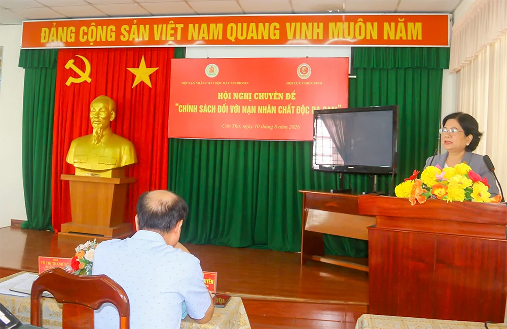 bà Võ Thị Thanh Nga, Chủ tịch Hội Nạn nhân chất độc da cam/dioxin TP Cần Thơ phát biểu tại hội nghị