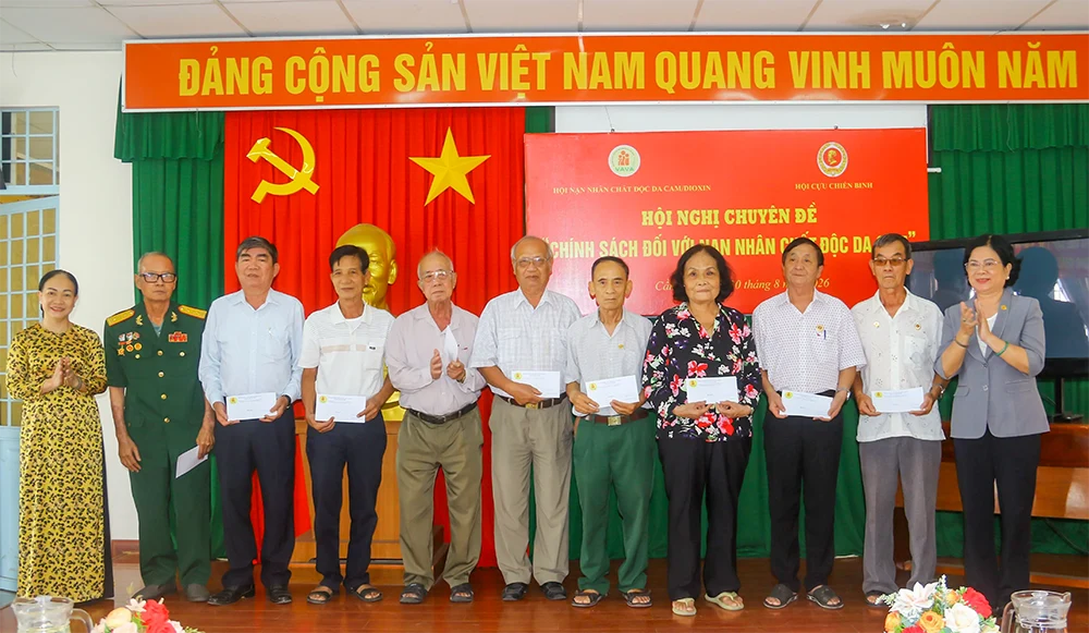 Hội Nạn nhân chất độc da cam/dioxin TP Cần Thơ tặng 15 phần quà 