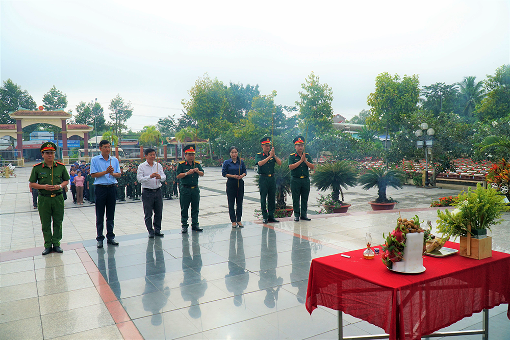 Tiến hành lấy mẫu hài cốt liệt sĩ chưa xác định được danh tính ở Nghĩa trang Liệt sĩ Long Tuyền