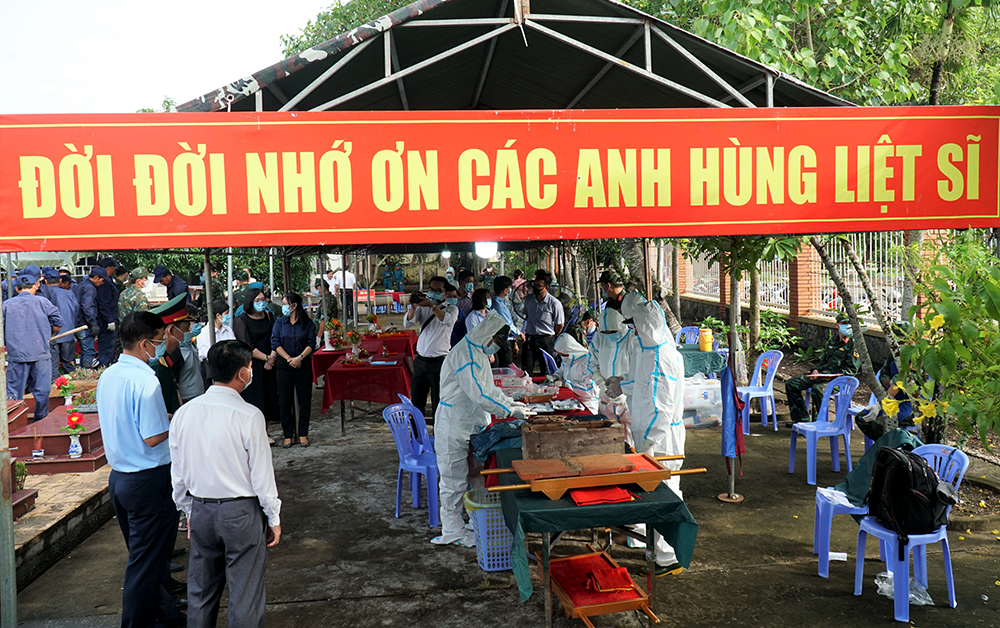 Tiến hành lấy mẫu hài cốt liệt sĩ chưa xác định được danh tính ở Nghĩa trang Liệt sĩ Long Tuyền