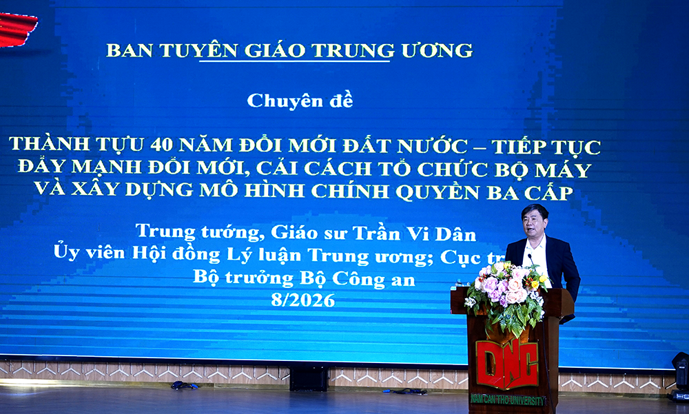 Đoàn đại biểu dự hội nghị bồi dưỡng, tập huấn lý luận chính trị khu vực phía Nam viếng Đền thờ các Vua Hùng TP Cần Thơ