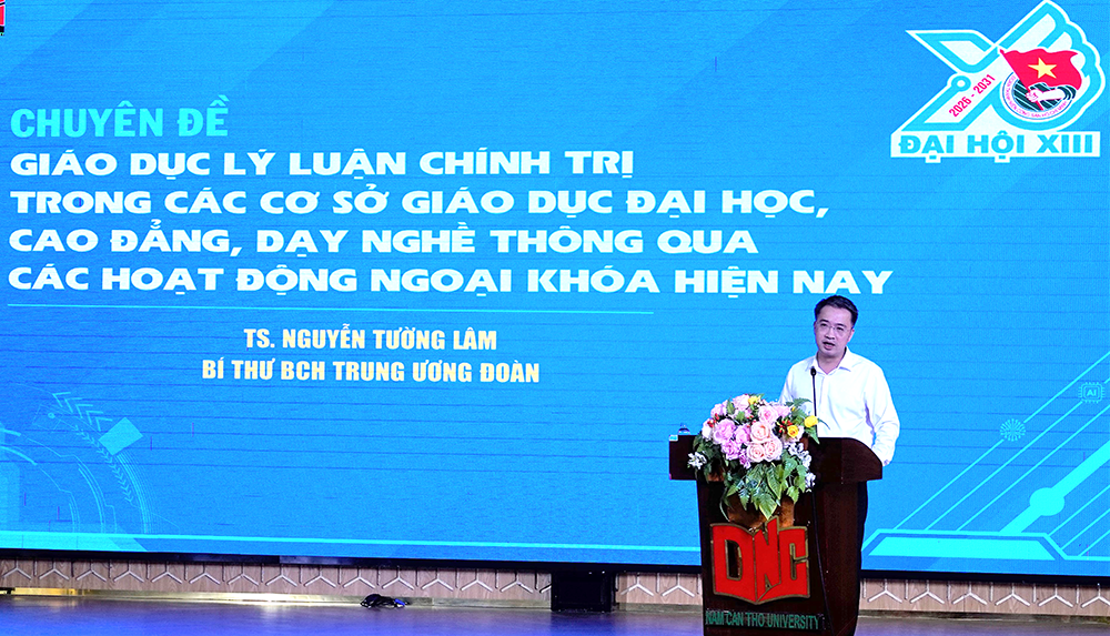 Đoàn đại biểu dự hội nghị bồi dưỡng, tập huấn lý luận chính trị khu vực phía Nam viếng Đền thờ các Vua Hùng TP Cần Thơ