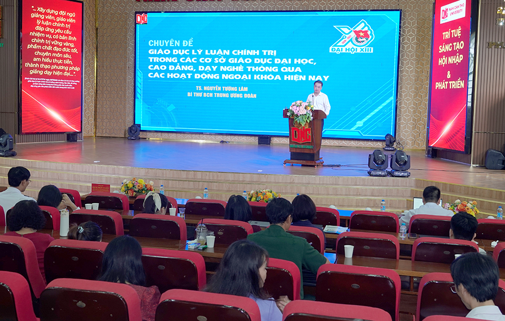 Đoàn đại biểu dự hội nghị bồi dưỡng, tập huấn lý luận chính trị khu vực phía Nam viếng Đền thờ các Vua Hùng TP Cần Thơ