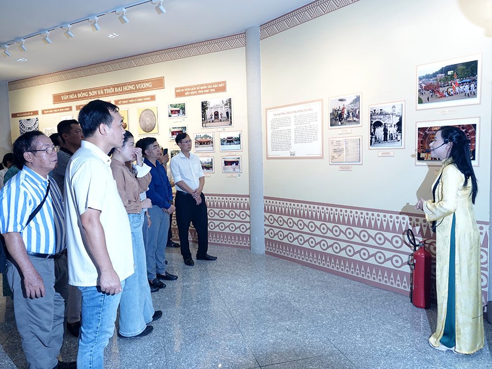 Đoàn đại biểu dự hội nghị bồi dưỡng, tập huấn lý luận chính trị khu vực phía Nam viếng Đền thờ các Vua Hùng TP Cần Thơ