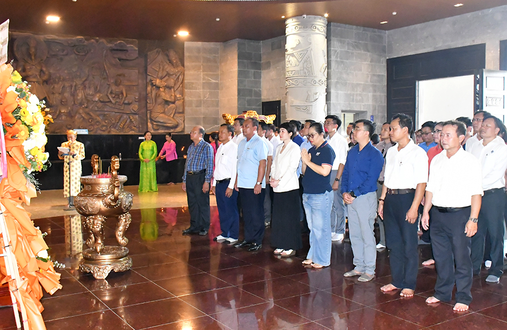 Đoàn đại biểu dự hội nghị bồi dưỡng, tập huấn lý luận chính trị khu vực phía Nam viếng Đền thờ các Vua Hùng TP Cần Thơ
