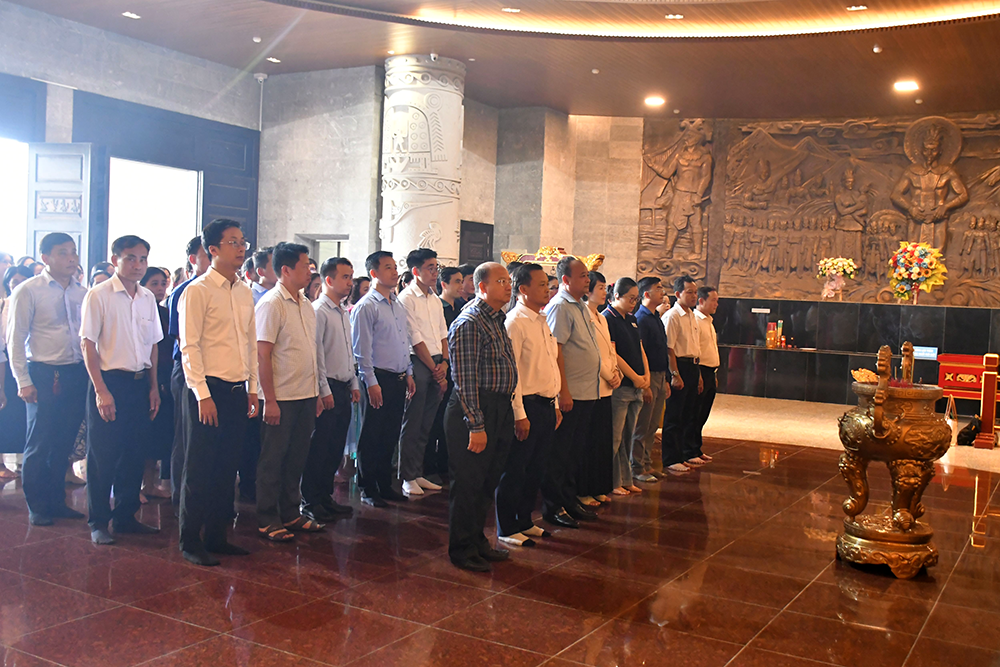 Đoàn đại biểu dự hội nghị bồi dưỡng, tập huấn lý luận chính trị khu vực phía Nam viếng Đền thờ các Vua Hùng TP Cần Thơ