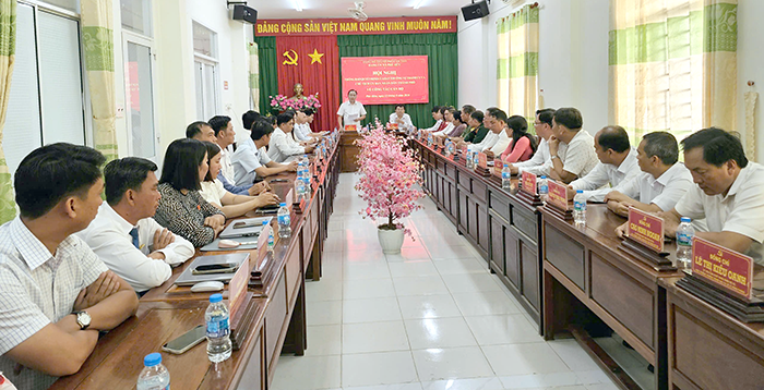 Thường trực UBND TP Cần Thơ trao quyết định công tác cán bộ tại xã Phú Hữu