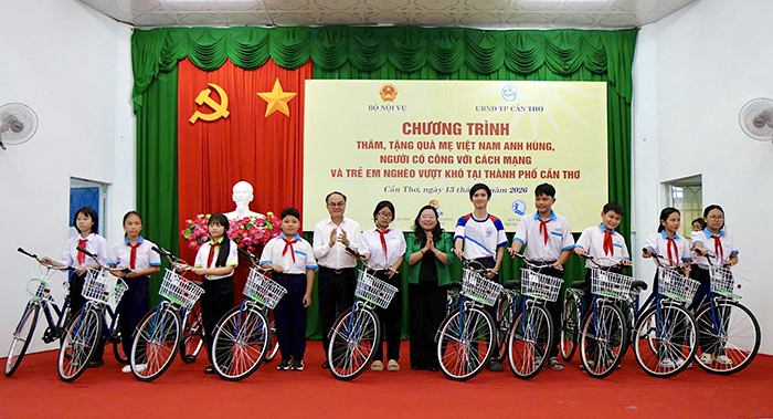 Bộ Nội vụ tri ân người có công với cách mạng, trao xe đạp tặng học sinh khó khăn tại TP Cần Thơ