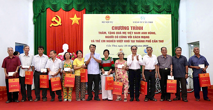 Bộ Nội vụ tri ân người có công với cách mạng, trao xe đạp tặng học sinh khó khăn tại TP Cần Thơ