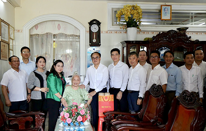 Bộ Nội vụ tri ân người có công với cách mạng, trao xe đạp tặng học sinh khó khăn tại TP Cần Thơ