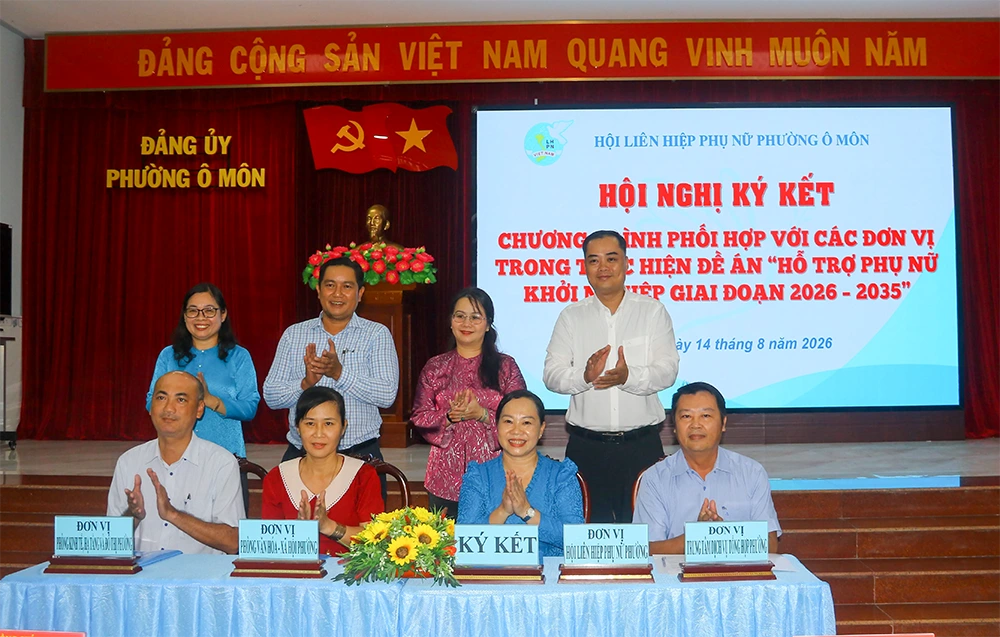 Hội LHPN phường thực hiện nghi thức ký cam kết thực hiện Đề án với các ngân hàng, VNPT Cần Thơ.