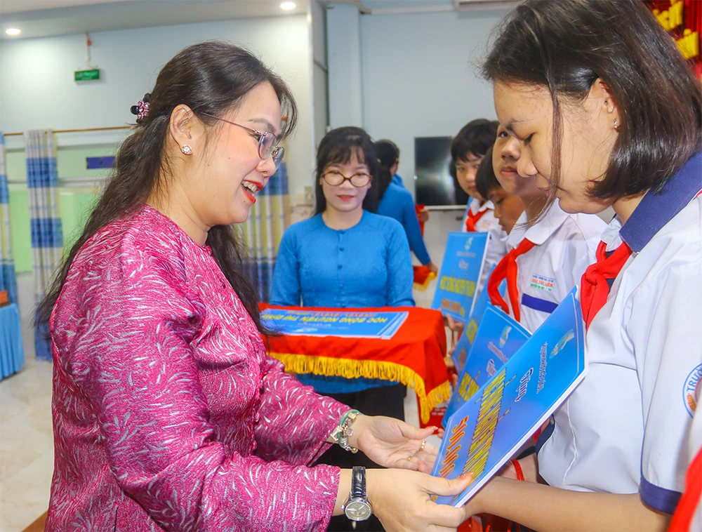 Bà Nguyễn Thị Thùy Linh, Phó Chủ tịch Ủy ban MTTTQVN TP Cần Thơ, Chủ tịch Hội LHPN thành phố trao học bổng đến học sinh