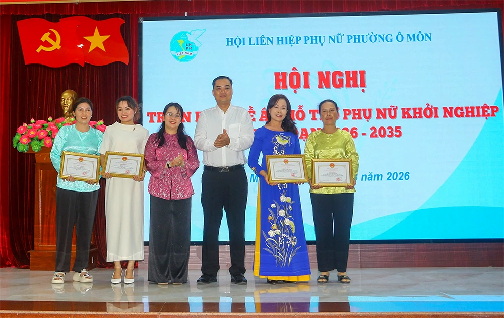 Các tập thể, cá nhân có thành tích xuất sắc trong thực hiện Đề án 939 “Hỗ trợ phụ nữ khởi nghiệp giai đoạn 2017-2025” trên địa bàn phường Ô Môn nhận giấy khen.