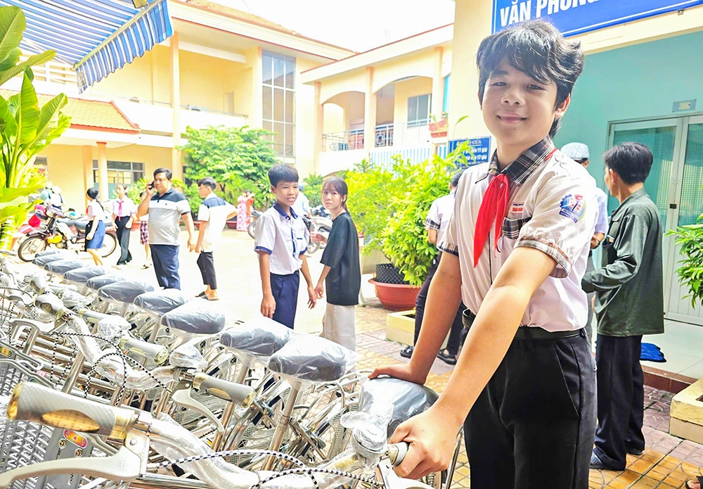 Hội đồng Họ Trần TP Cần Thơ khen thưởng học sinh xuất sắc và hỗ trợ học sinh có hoàn cảnh khó khăn