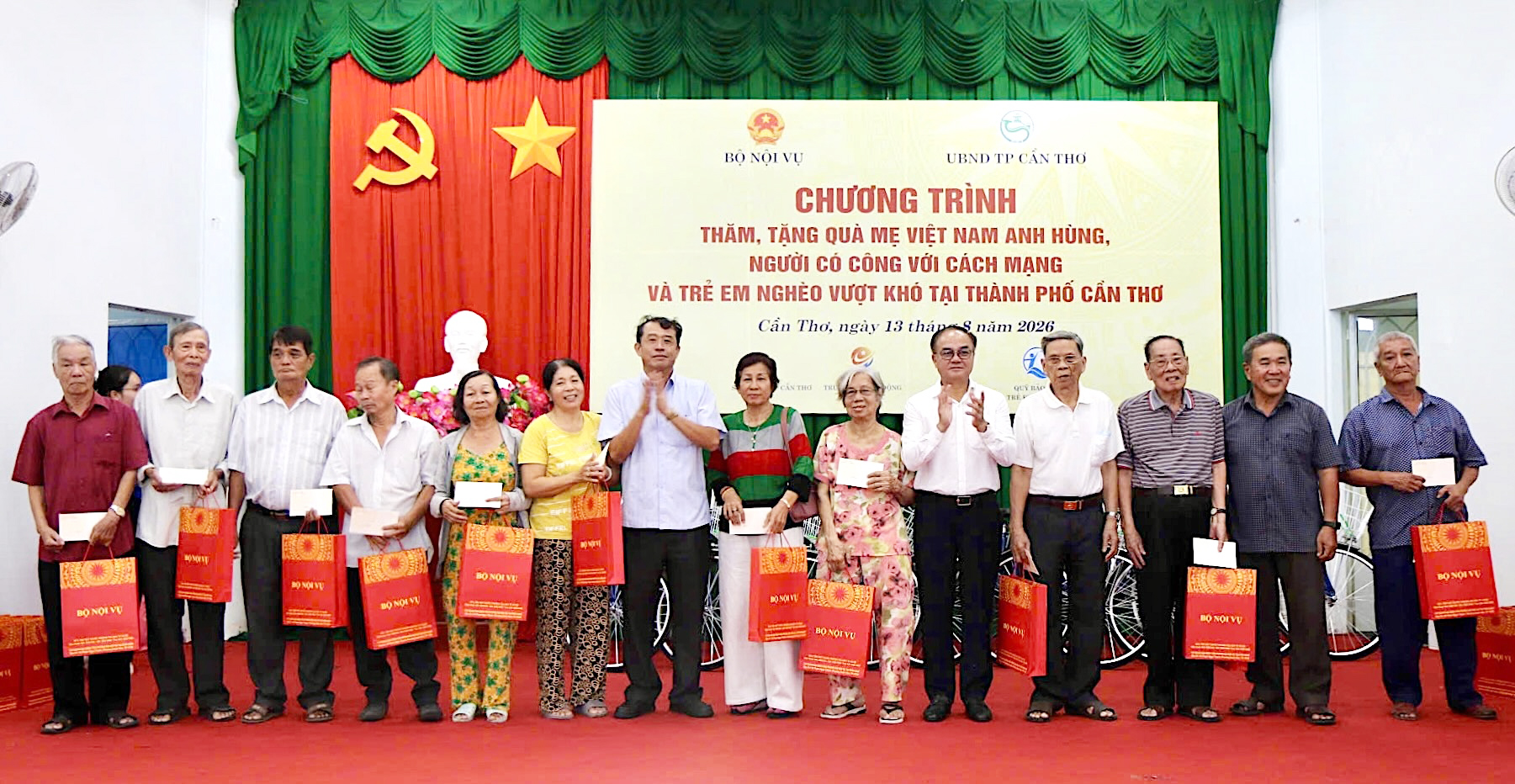 ក្រសួងមហាផ្ទៃតបស្នងចំពោះអ្នកមានសគុណនឹងបដិវត្តន៍ ជូនកង់ដល់សិស្សានុសិស្សដែលមានស្ថានភាពក្រលំបាកនៅទីក្រុងកឹងធើ