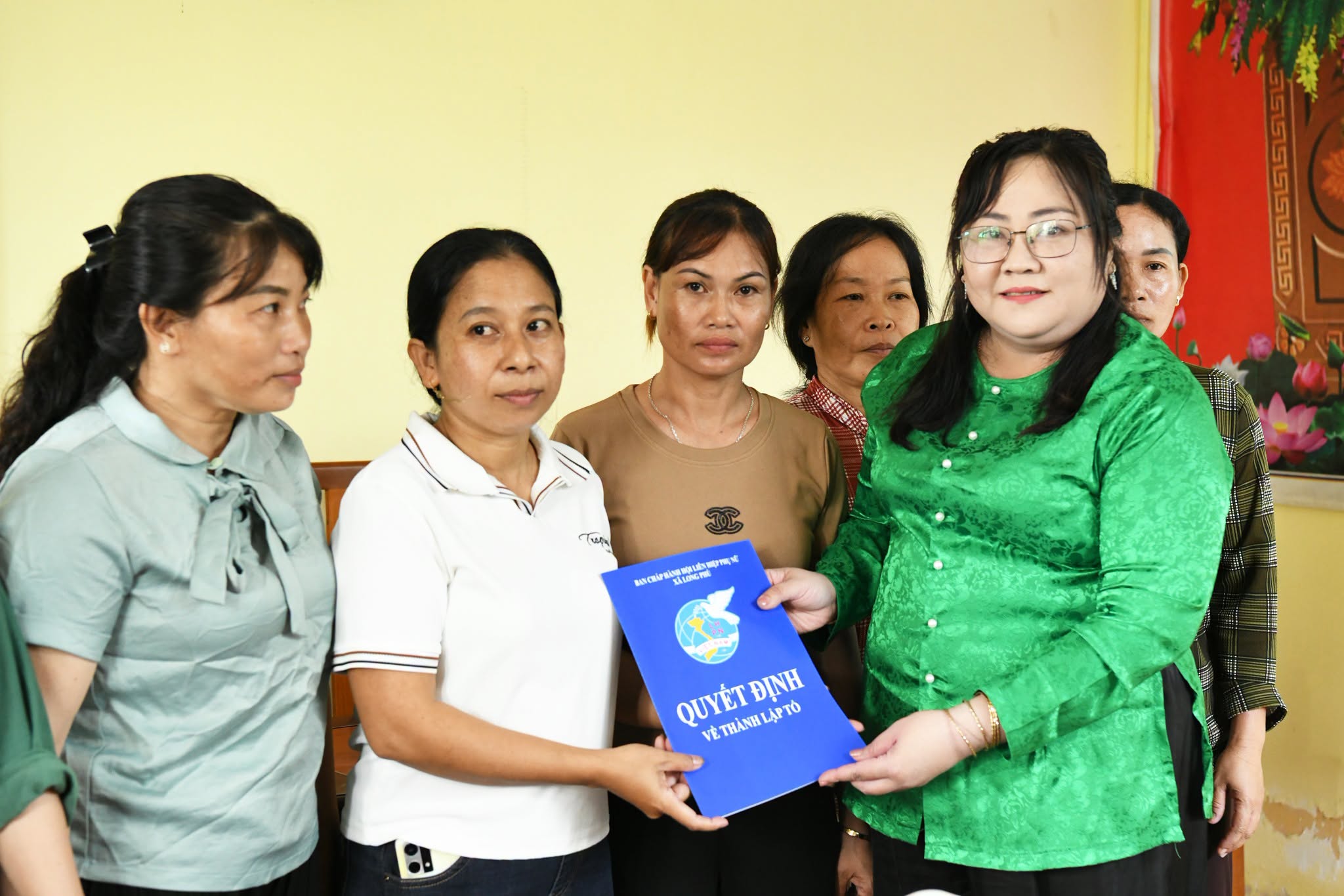 ឃុំឡុងភូបង្ហាញមុខទម្រង់ឧបត្ថម្ភនារីជនជាតិភាគតិចកៀកជិតបច្ចេកវិទ្យាឌីជីថល