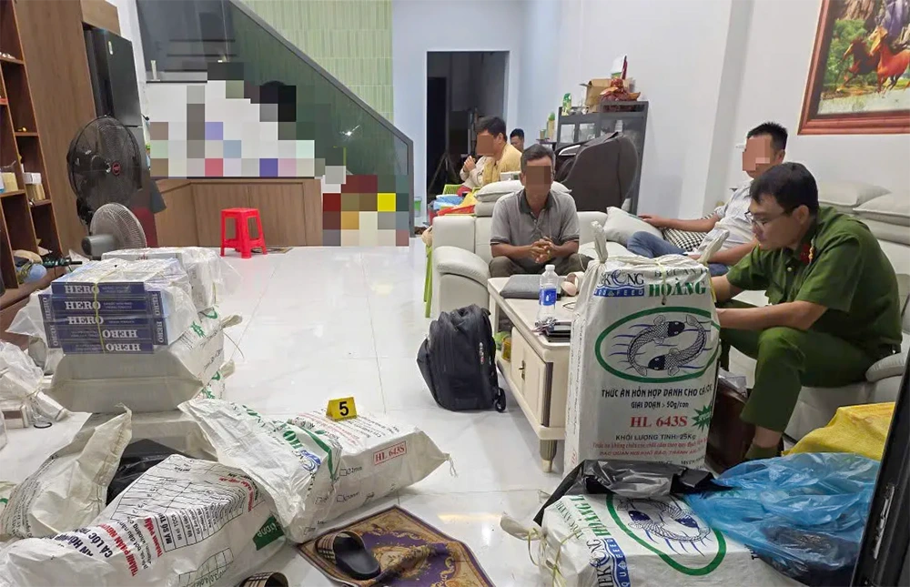 Phát hiện nhóm đối tượng vận chuyển, tàng trữ trên 28.400 bao thuốc lá lậu