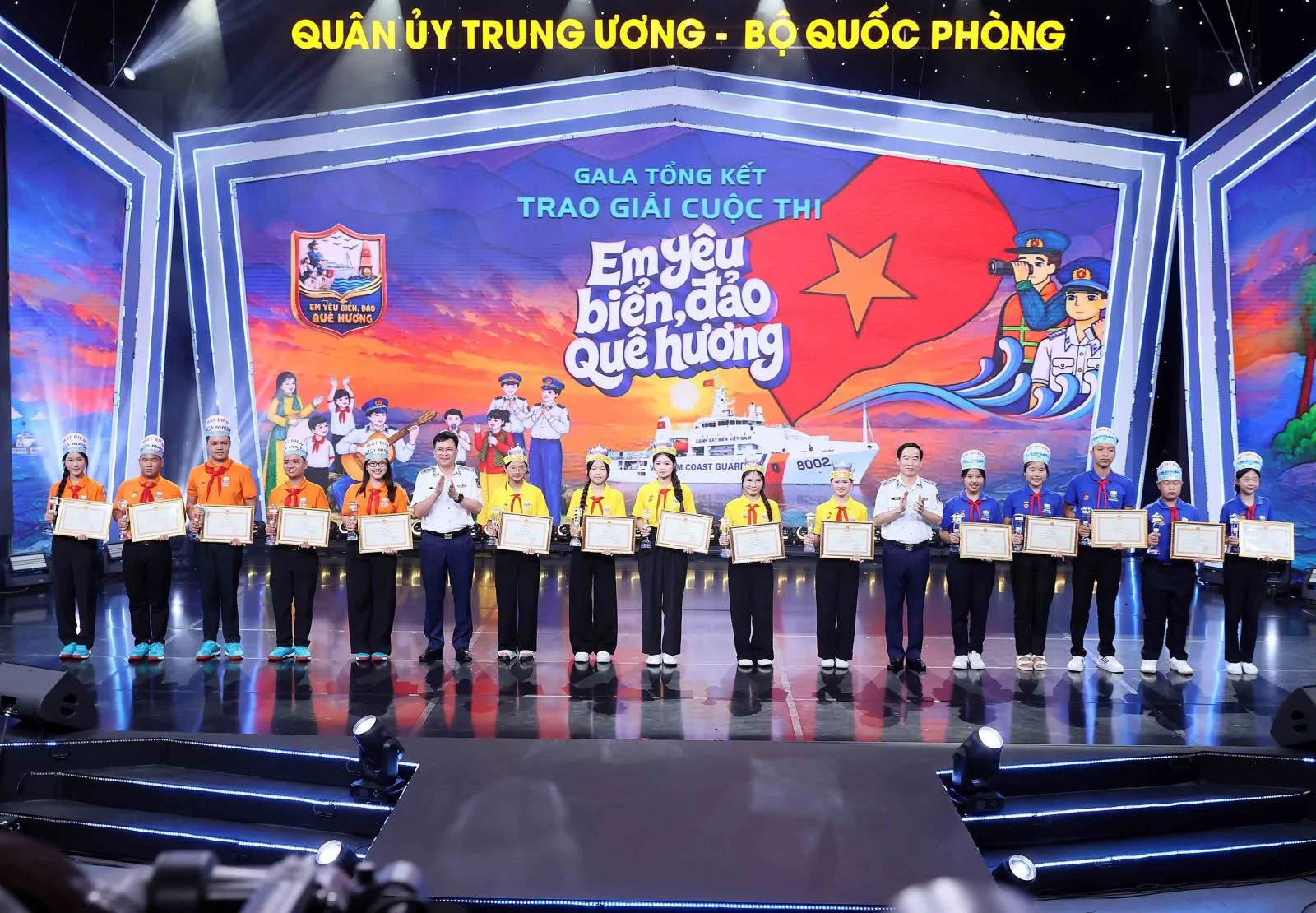 Đại tướng Phan Văn Giang dự đêm Galia và trao giải cuộc thi "Em yêu biển, đảo quê hương"