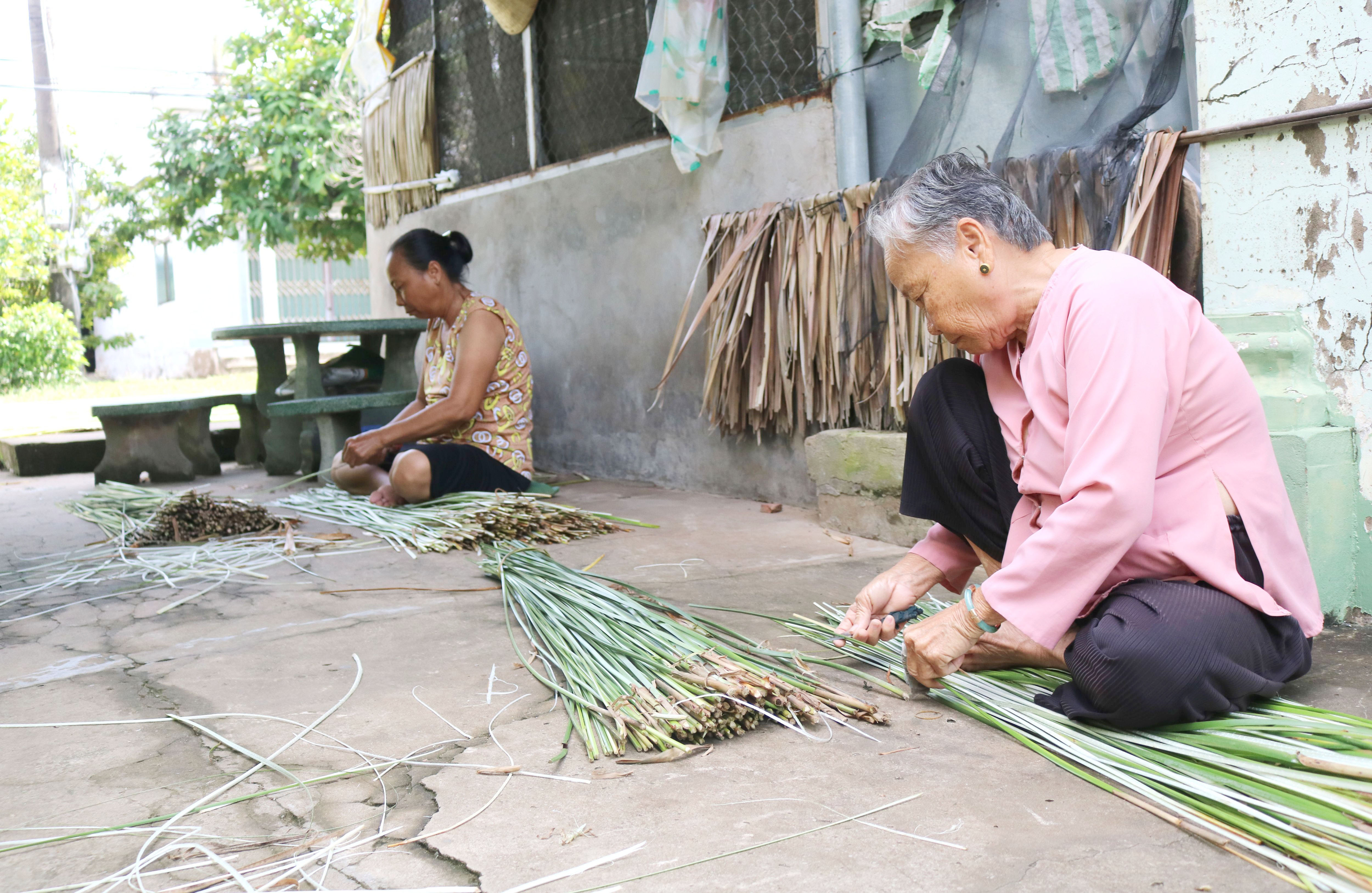 របរធ្វើកន្ទេលក្រហមរបស់ជនរួមជាតិខ្មែរ