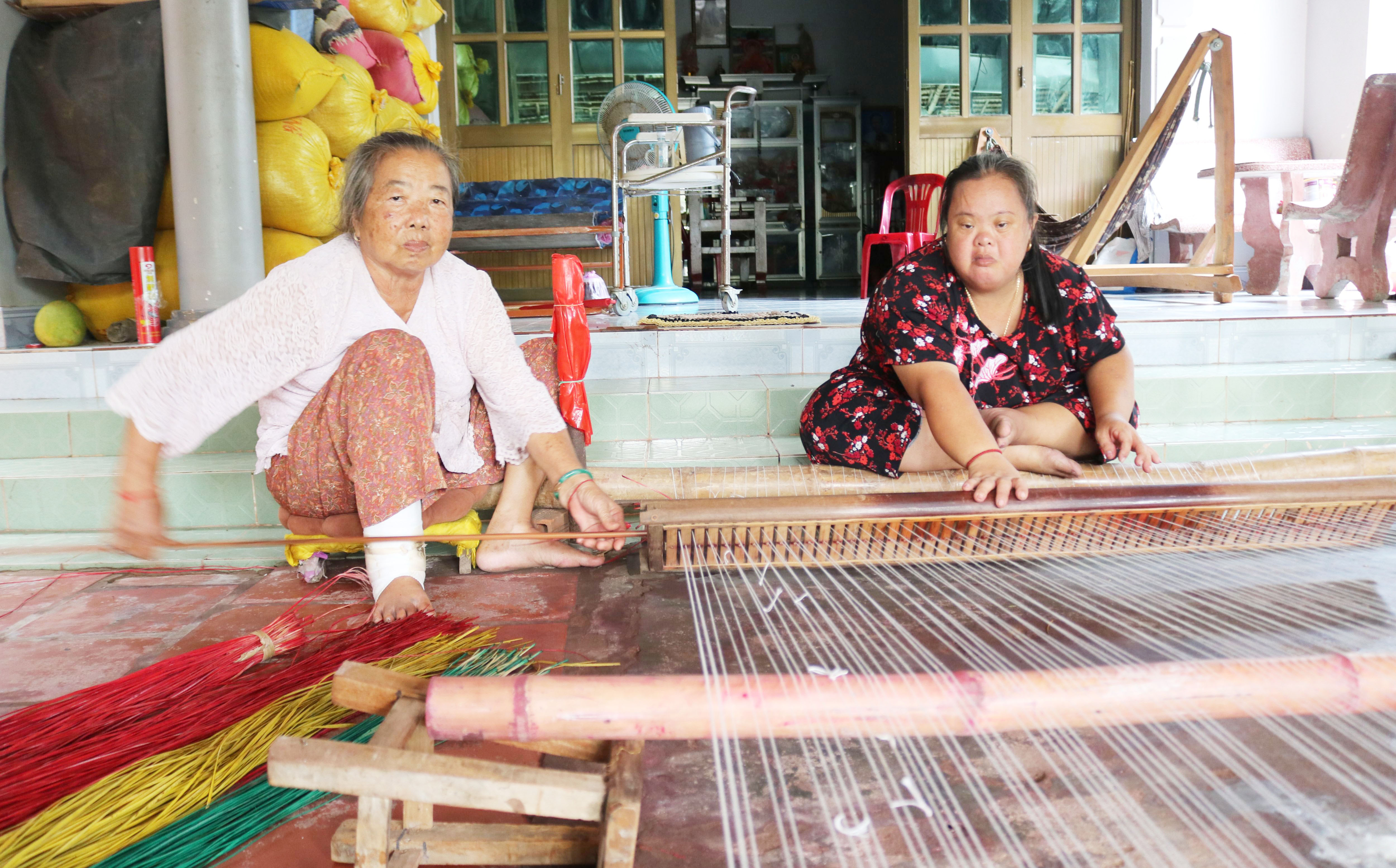 របរធ្វើកន្ទេលក្រហមរបស់ជនរួមជាតិខ្មែរ