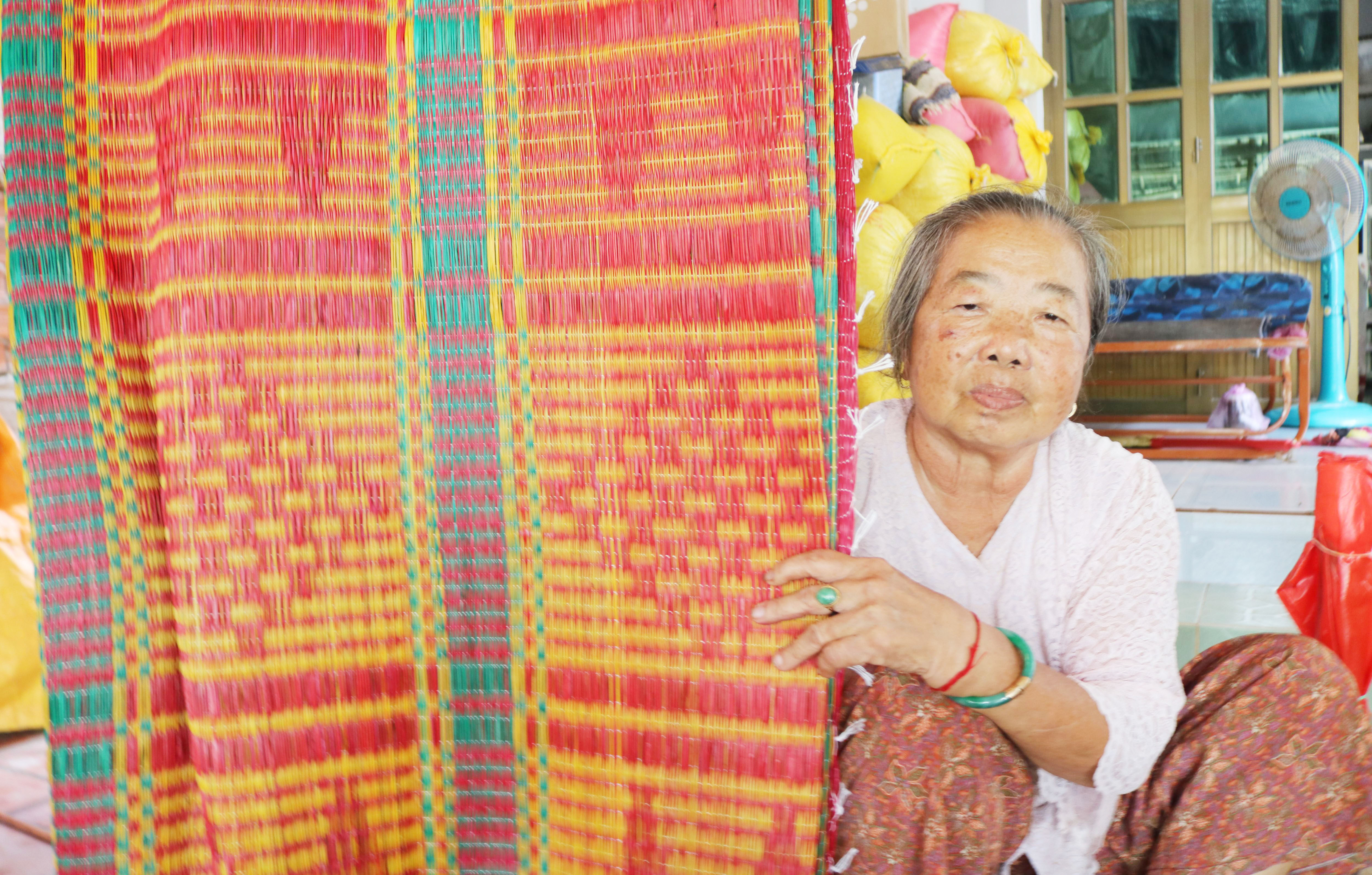 របរធ្វើកន្ទេលក្រហមរបស់ជនរួមជាតិខ្មែរ