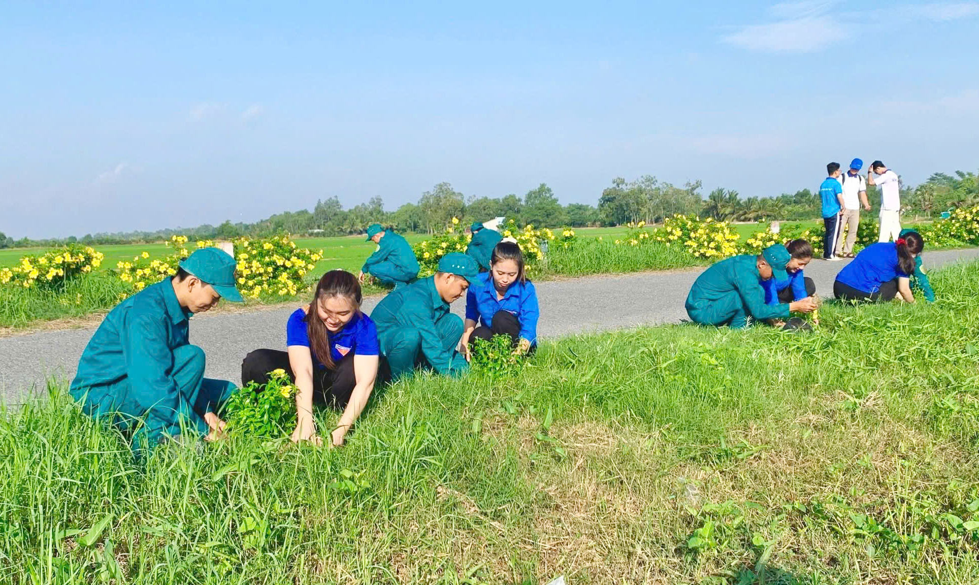 ព្រួតដៃកសាងភូមិស្រុកឱ្យកាន់តែបៃតង - ជ្រះ-ស្អាត