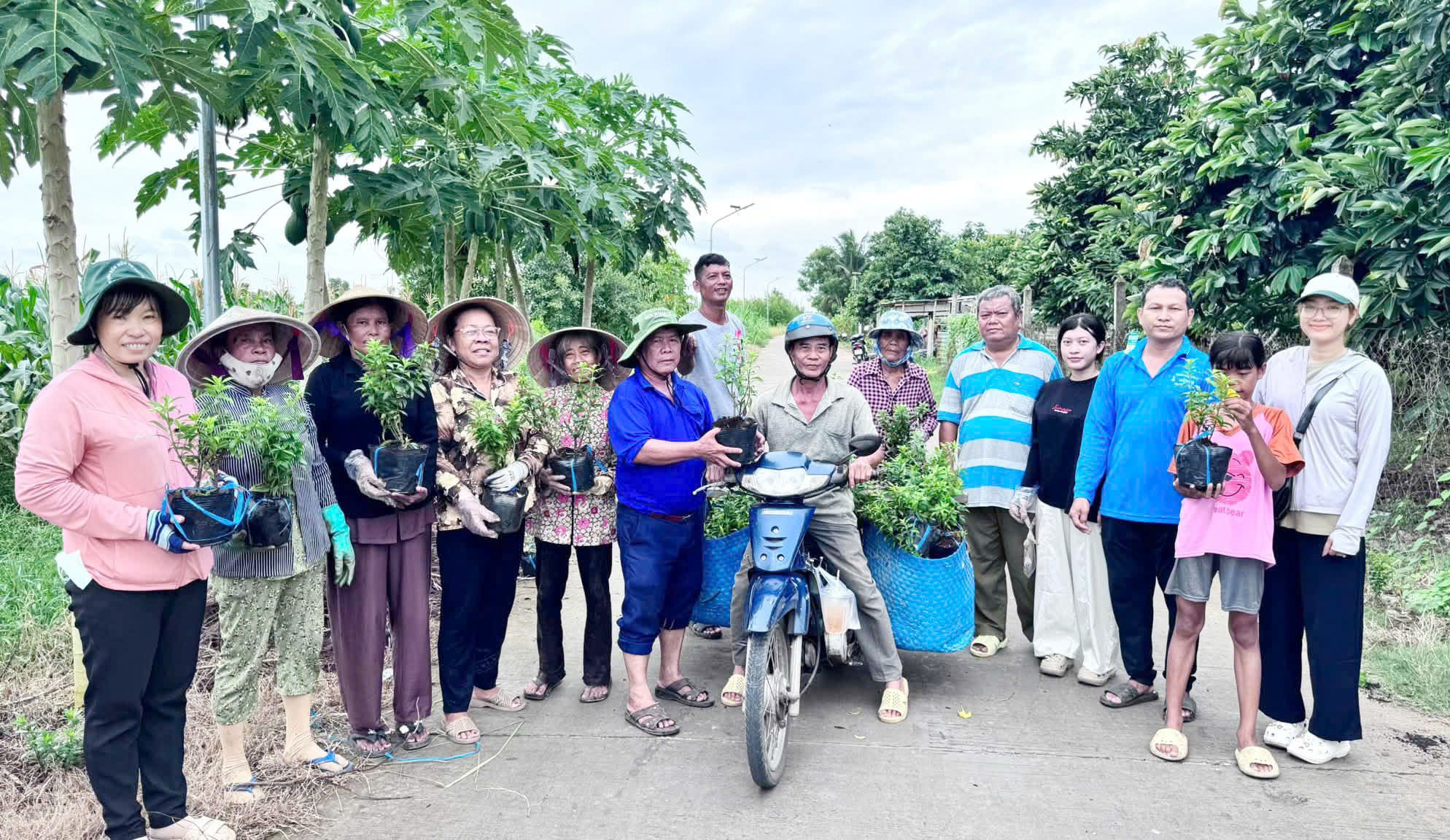 ព្រួតដៃកសាងភូមិស្រុកឱ្យកាន់តែបៃតង - ជ្រះ-ស្អាត