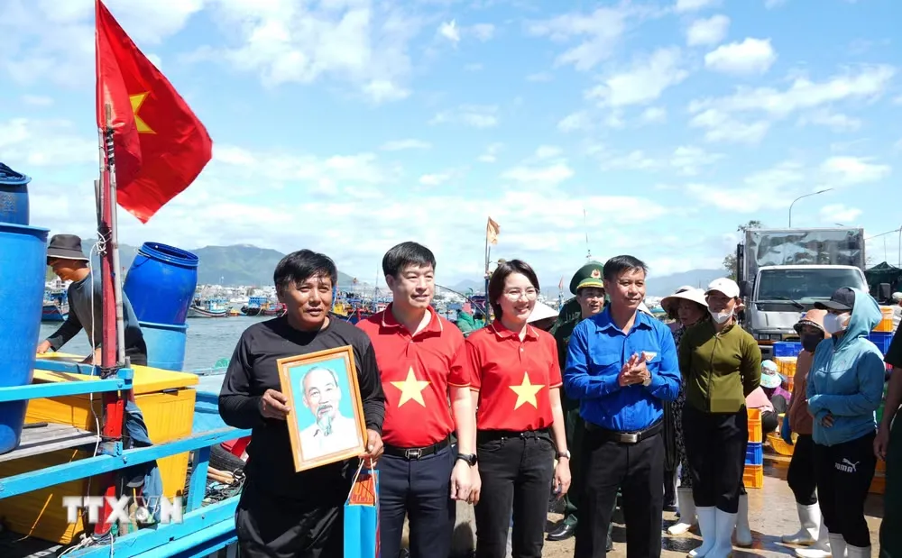 Khi lòng yêu nước được thể hiện bằng hành động của người trẻ