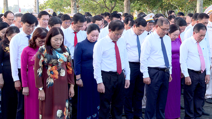 Lãnh đạo TP Cần Thơ viếng Nghĩa trang liệt sĩ Hậu Giang