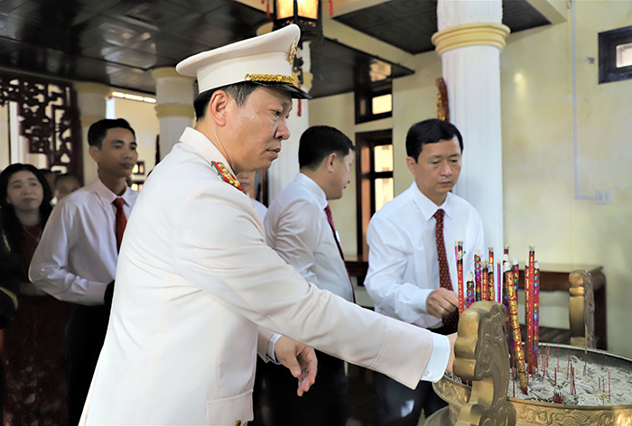 Lãnh đạo TP Cần Thơ dâng hương, dâng hoa tại Đền thờ Bác Hồ ở xã Lương Tâm