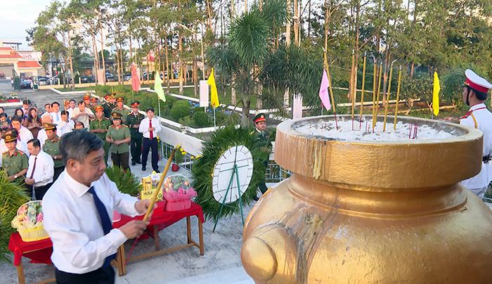 Lãnh đạo TP Cần Thơ viếng Nghĩa trang liệt sĩ Sóc Trăng