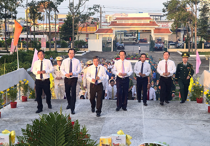 Lãnh đạo TP Cần Thơ viếng Nghĩa trang liệt sĩ Sóc Trăng