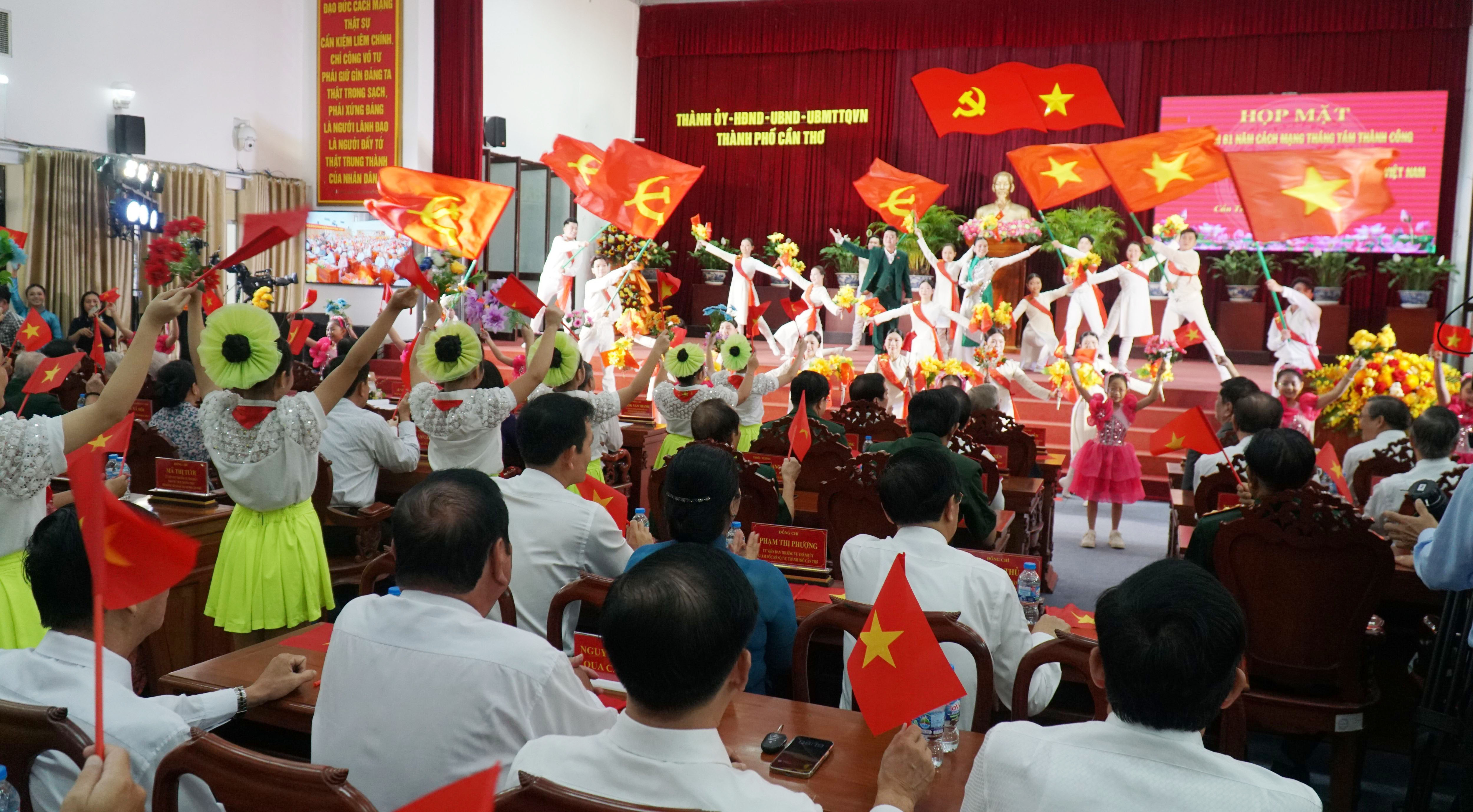 ទីក្រុងកឹងធើ ប្រារព្ធពិធីជួបជុំខួបអនុស្សាវរីយ៍ ៨១ឆ្នាំ បដិវត្តន៍ខែសីហាទទួលបានជោគជ័យ និងទិវាបុណ្យជាតិ ២ កញ្ញា