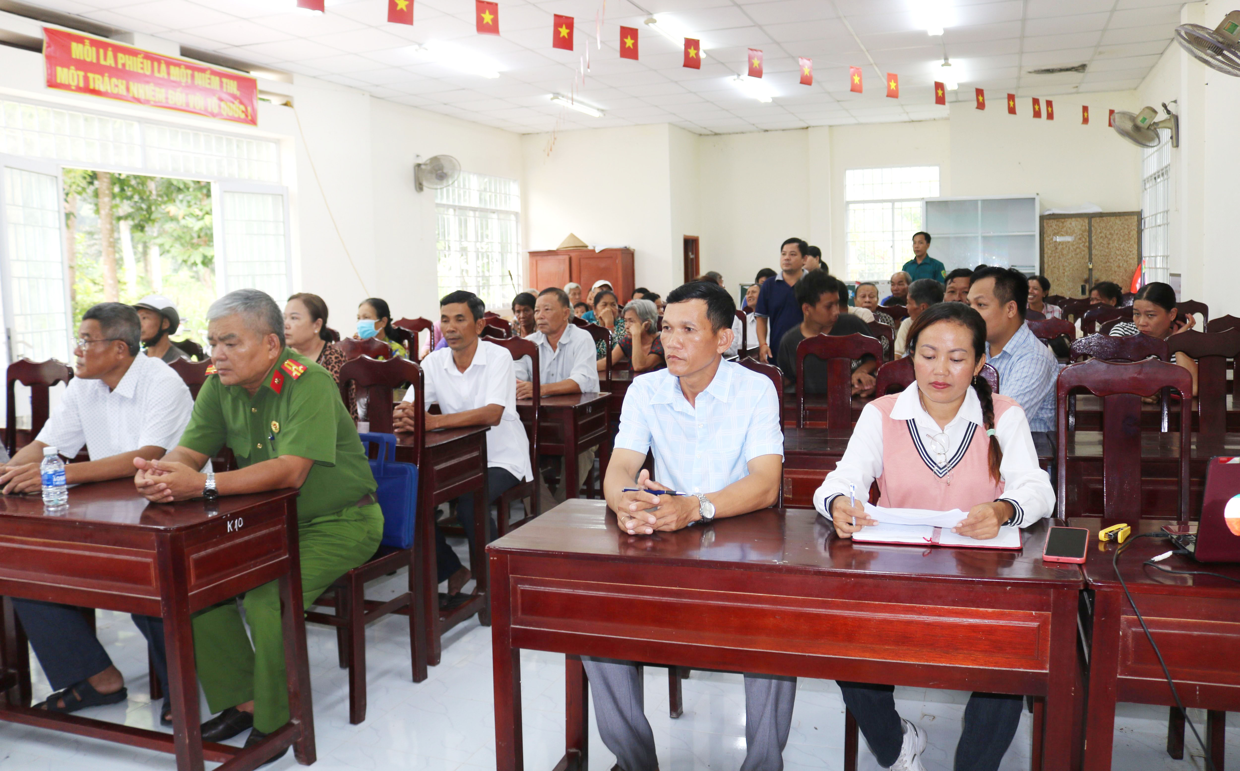 សមាគមអតីតនគរបាលសង្កាត់ង្វៀកហ្វា ជូនអំណោយមាមីងជនរួមជាតិខ្មែរដែលមានស្ថានភាពលំបាក