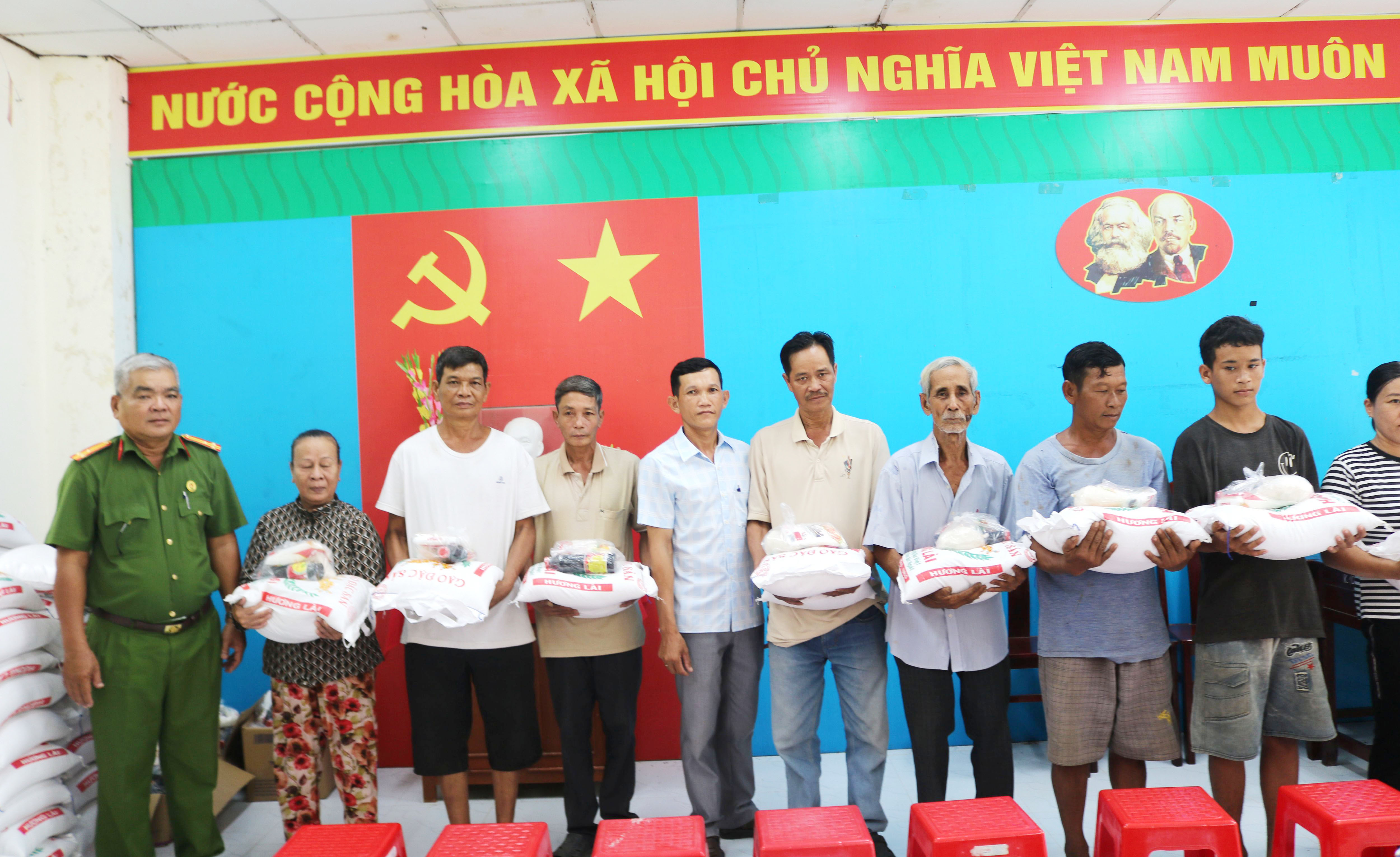 សមាគមអតីតនគរបាលសង្កាត់ង្វៀកហ្វា ជូនអំណោយមាមីងជនរួមជាតិខ្មែរដែលមានស្ថានភាពលំបាក