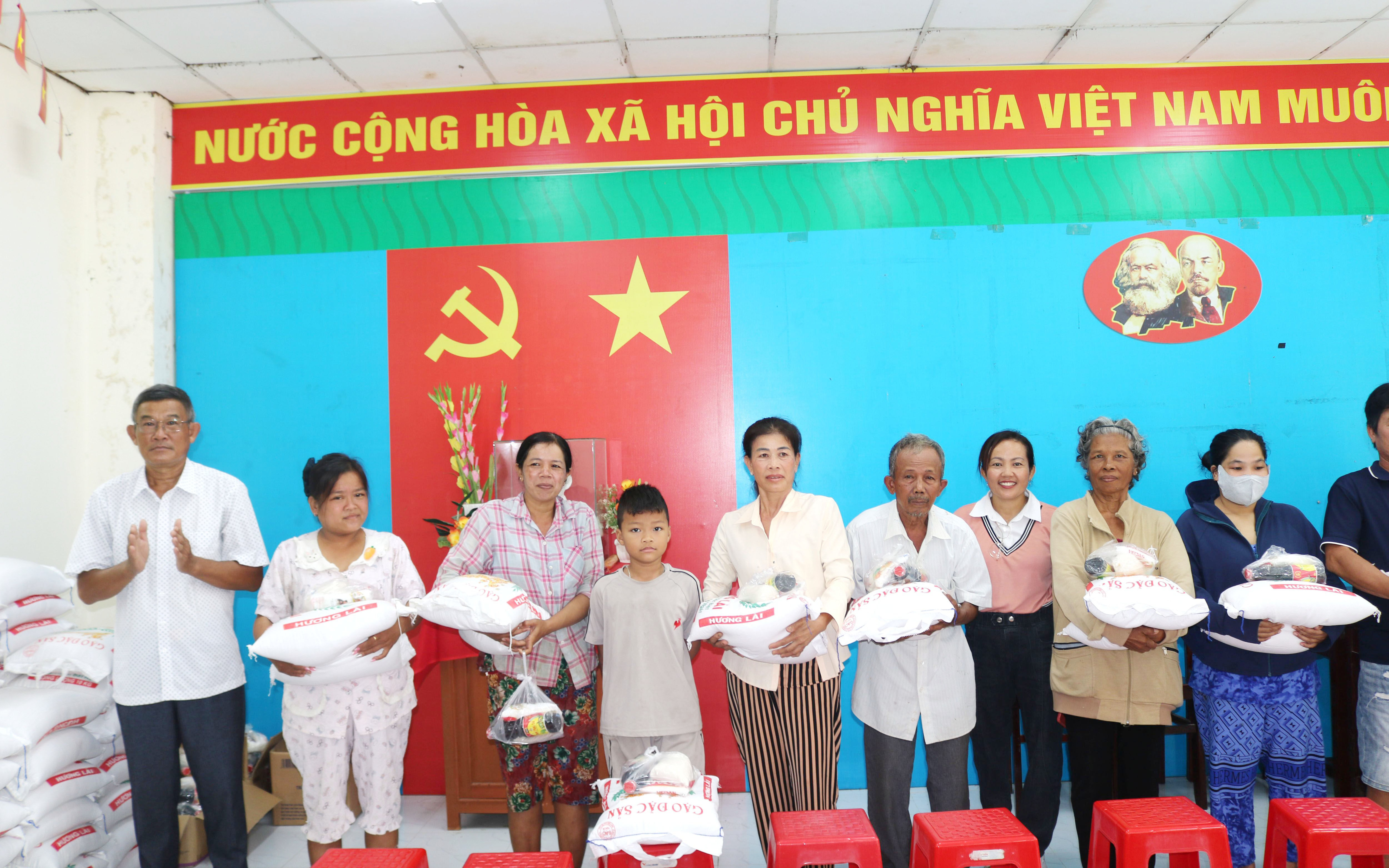 សមាគមអតីតនគរបាលសង្កាត់ង្វៀកហ្វា ជូនអំណោយមាមីងជនរួមជាតិខ្មែរដែលមានស្ថានភាពលំបាក