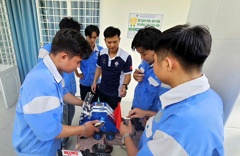 Sinh viên Trường Cao đẳng Nghề Cần Thơ trong một cuộc thi robot.