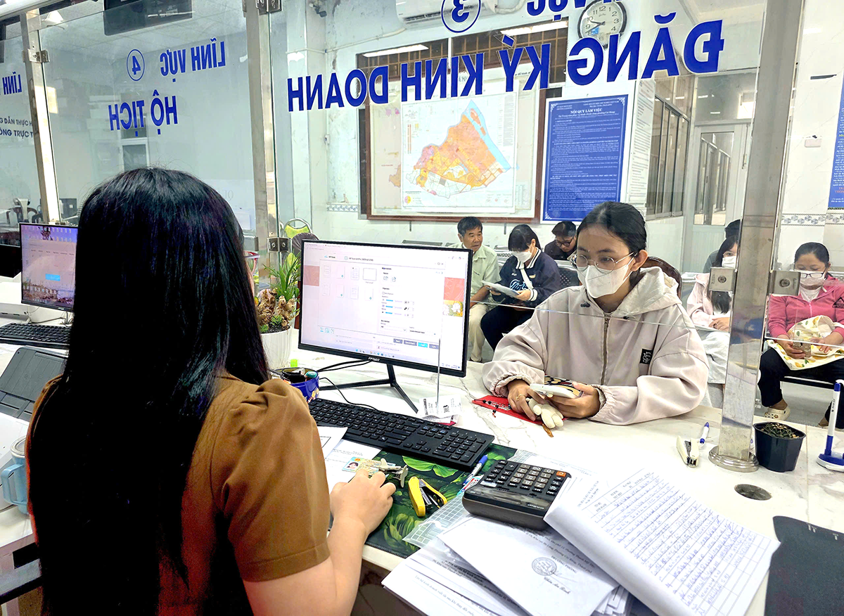Khơi thông "hạ tầng mềm" chính quyền địa phương hai cấp: Cuộc cách mạng tái cấu trúc thể chế, thực tiễn từ TP Cần Thơ Đại diện cơ sở, hộ kinh doanh đến làm thủ tục đăng ký kinh doanh tại UBND phường Cái Răng. Ảnh: MỸ THANH