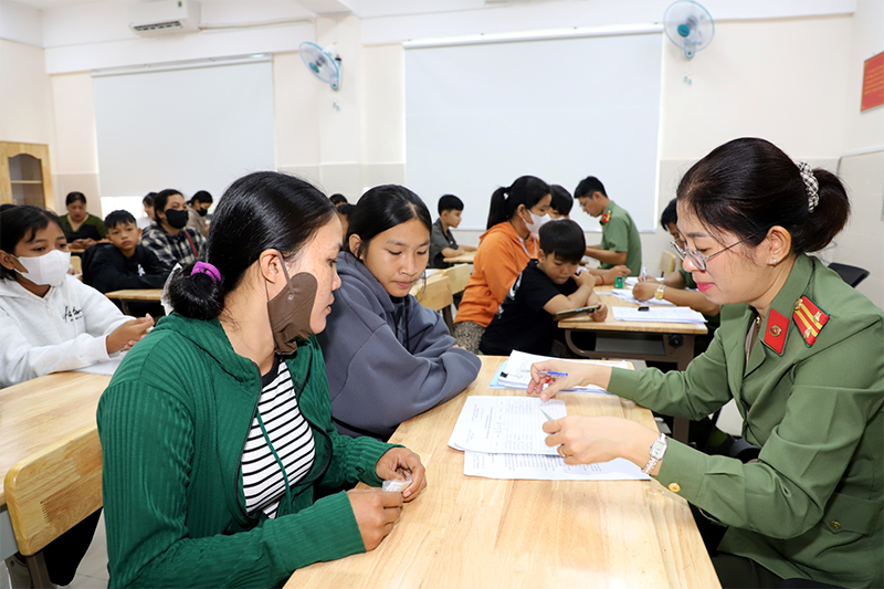 Trường Văn hóa Công an nhân dân III tiếp nhận học sinh đến làm thủ tục nhập học