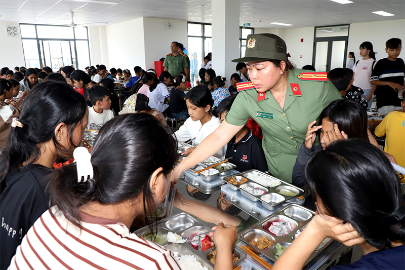 Trường Văn hóa Công an nhân dân III tiếp nhận học sinh đến làm thủ tục nhập học