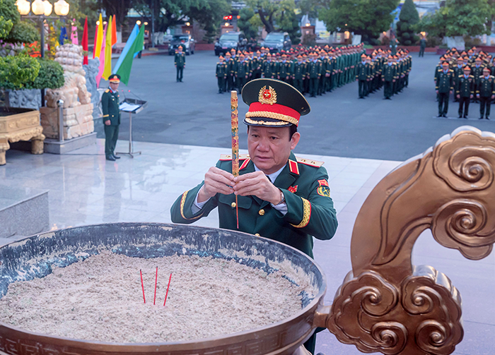 Quân khu 9 dâng hoa, dâng hương tưởng niệm Chủ tịch Hồ Chí Minh và các anh hùng liệt sĩ