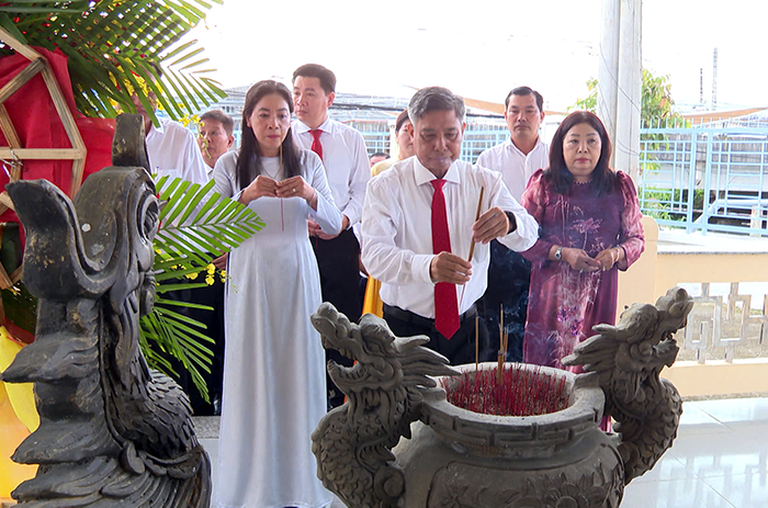 Lãnh đạo TP Cần Thơ dâng hương tưởng nhớ Chủ tịch Hồ Chí Minh