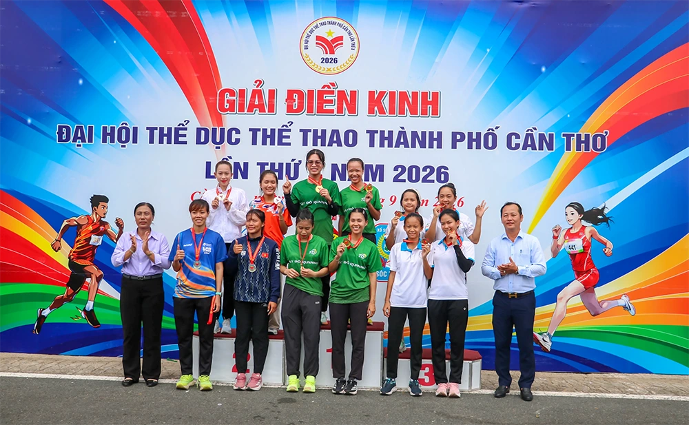 Trao 26 bộ huy chương môn Điền kinh Đại hội Thể dục thể thao TP Cần Thơ lần thứ X