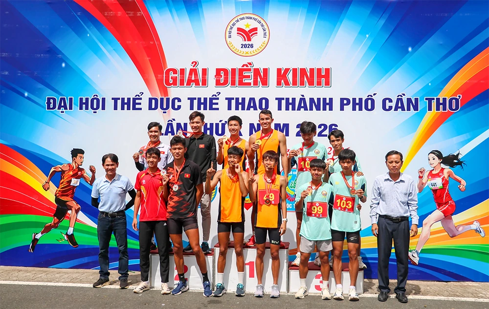 Trao 26 bộ huy chương môn Điền kinh Đại hội Thể dục thể thao TP Cần Thơ lần thứ X