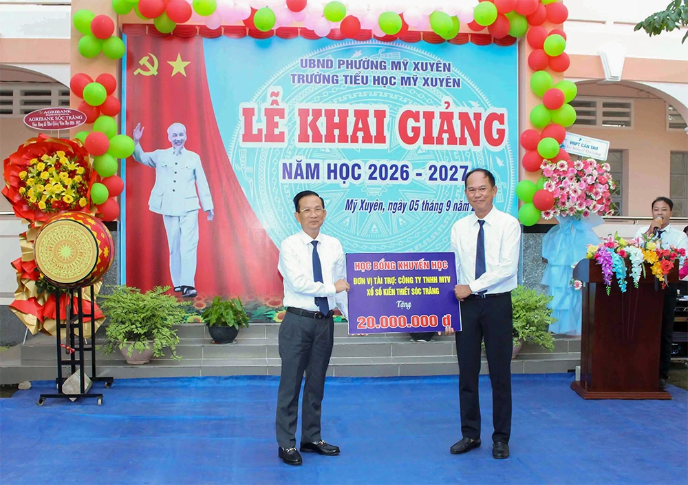 Trưởng Ban Tổ chức Thành ủy Nguyễn Thiện Nhơn dự khai giảng năm học mới tại Trường Tiểu học Mỹ Xuyên