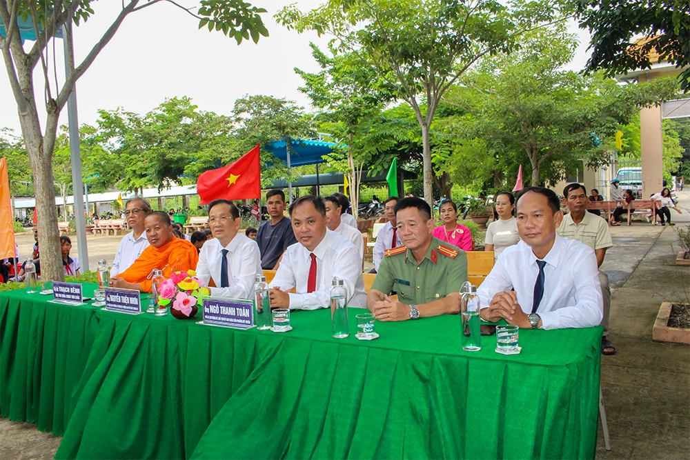 Trưởng Ban Tổ chức Thành ủy Nguyễn Thiện Nhơn dự khai giảng năm học mới tại Trường Tiểu học Mỹ Xuyên