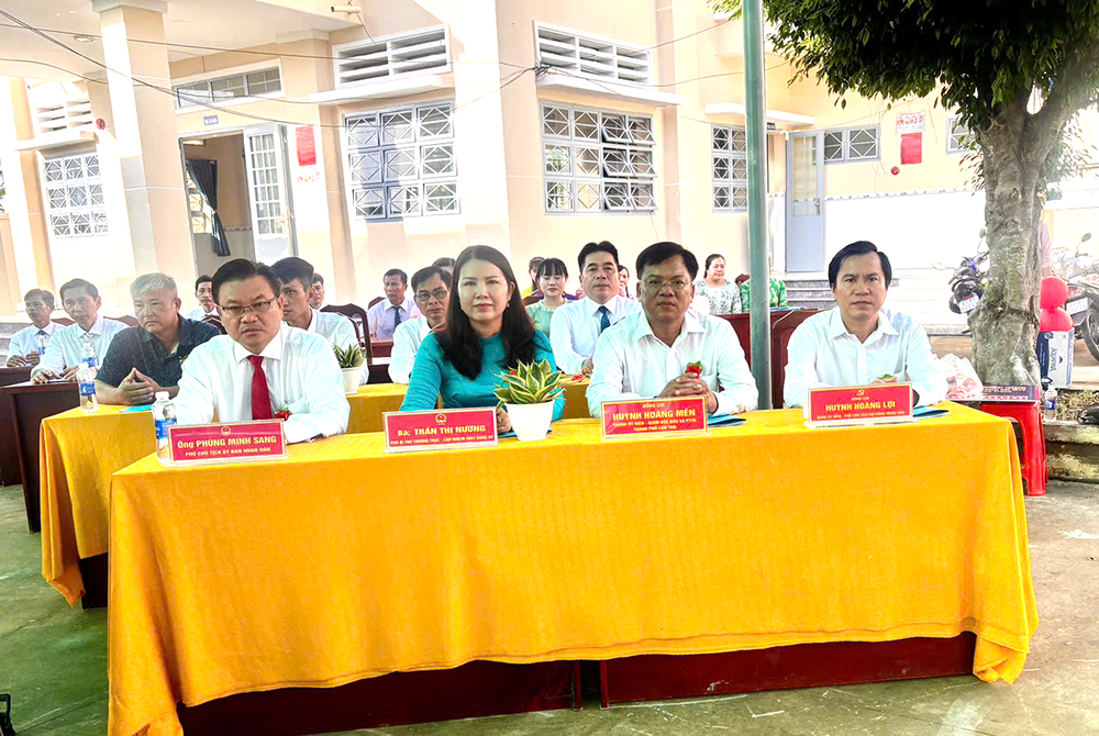 Ông Huỳnh Hoàng Mến, Giám đốc Báo và Phát thanh, Truyền hình Cần Thơ, dự khai giảng năm học mới tại Trường Tiểu học Long Hưng