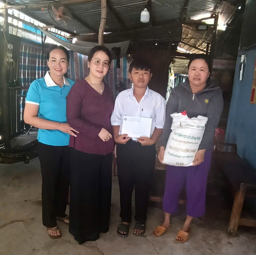 bà Nguyễn Thị Thùy Linh, Phó Chủ tịch Ủy ban MTTQVN TP Cần Thơ, Chủ tịch Hội LHPN thành phố tặng quà học sinh
