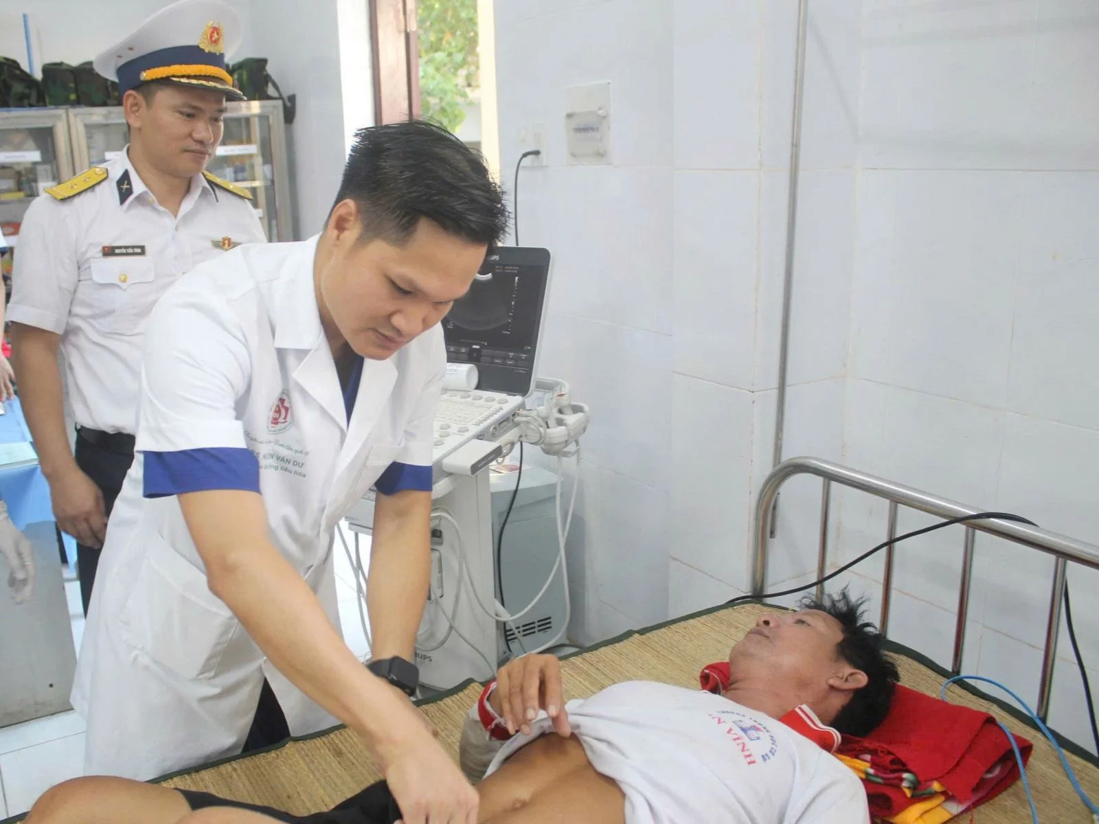 Bệnh xá đảo Song Tử Tây cấp cứu ngư dân nghi bị viêm ruột